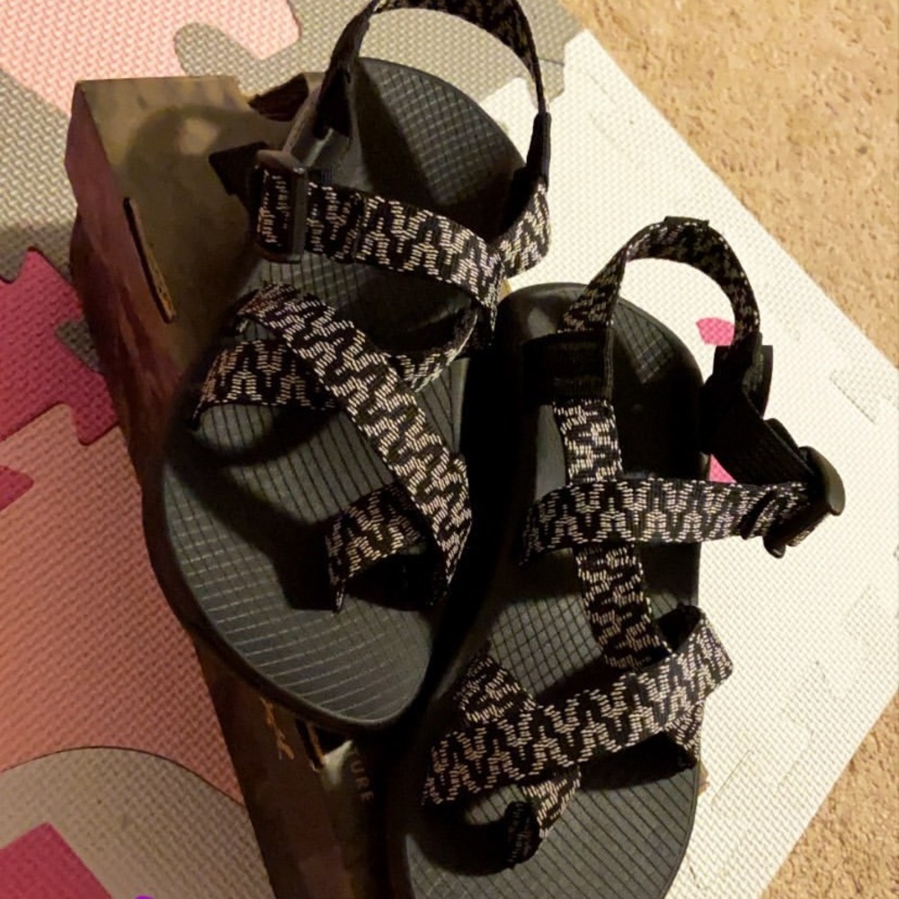 Women’s shoes - Picture 1 of 2